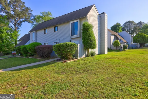 a view of a house with backyard and garden