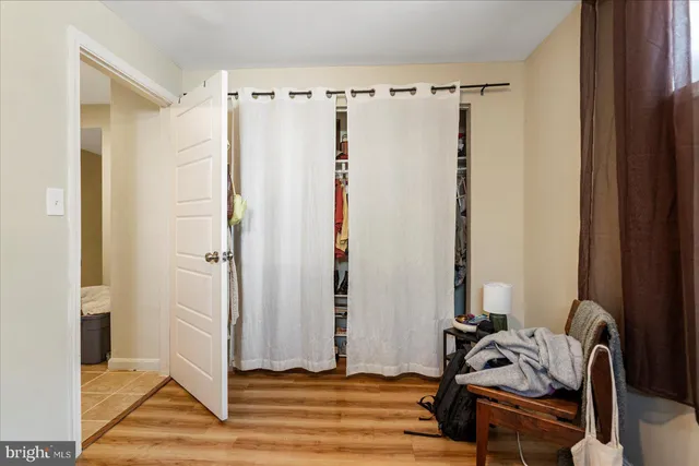 a bed room with a bed and a closet