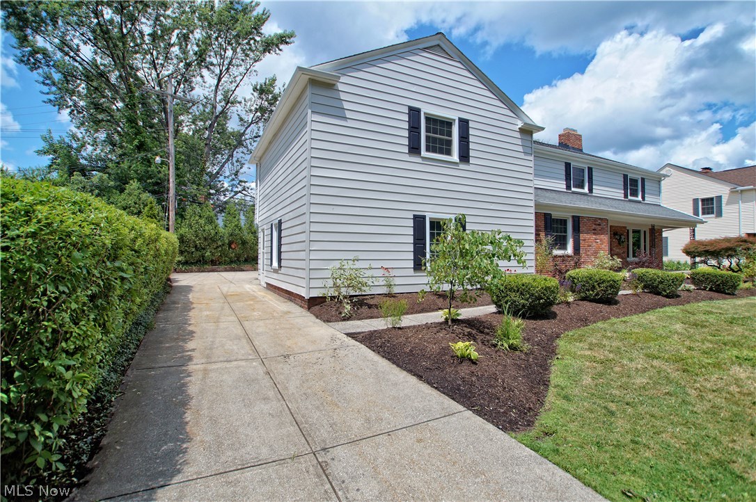 20525 West Byron Road Shaker Heights, OH 44122 - Photo 3 of 35 Gallery Image 3