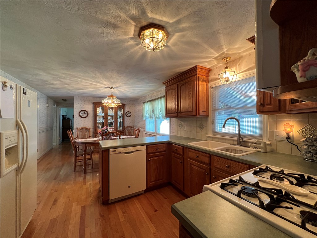 121 Lloyd Avenue Warwick, RI 02889 - Photo 11 of 37