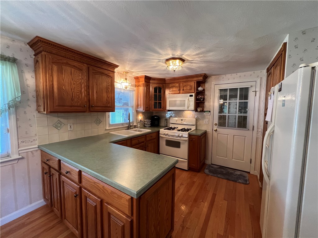 121 Lloyd Avenue Warwick, RI 02889 - Photo 9 of 37