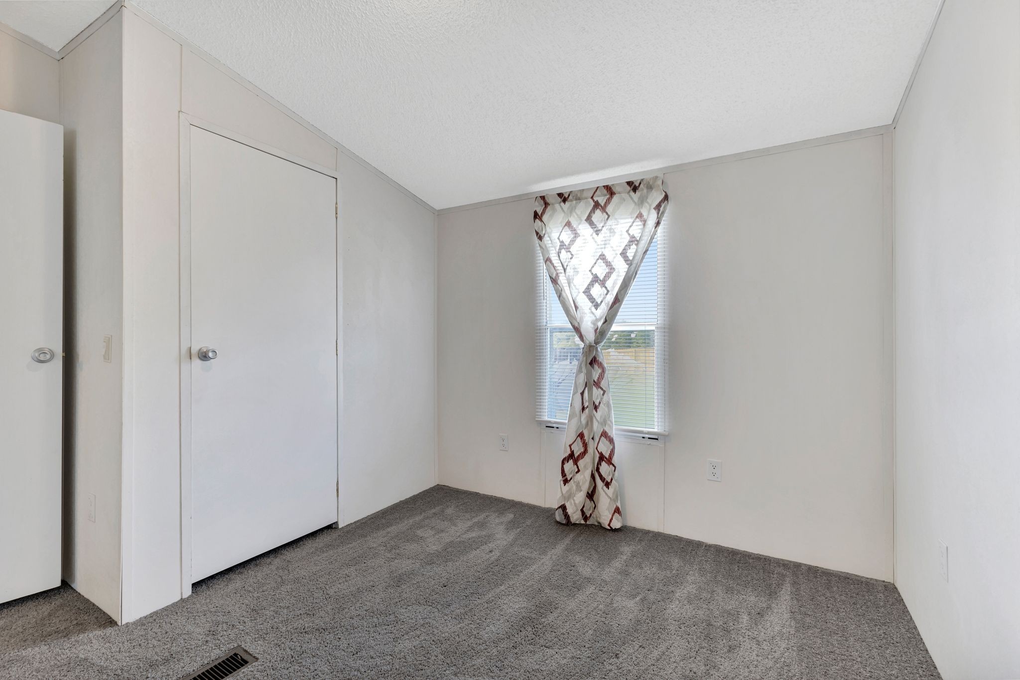 9440 Missionary Ridge Road Bon Aqua, TN 37025 - Photo 32 of 59 an empty room with windows