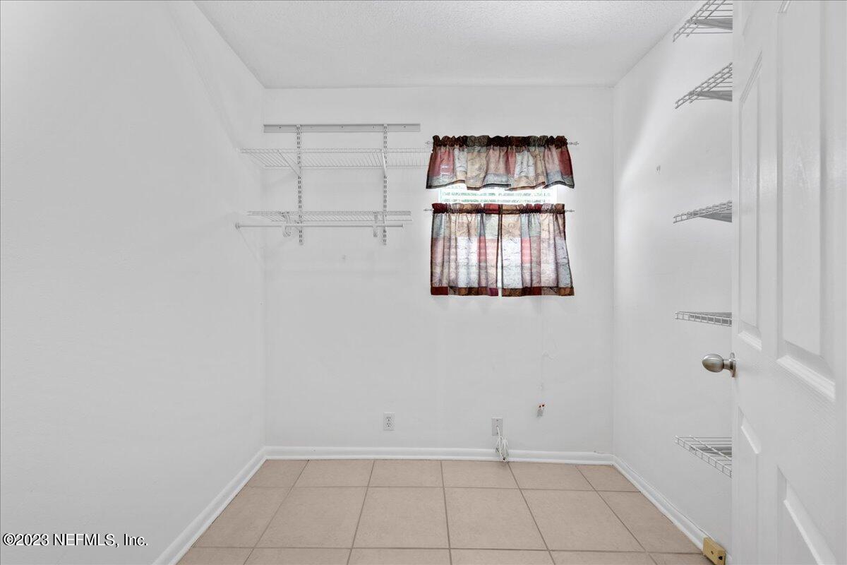 113 Leaf Street San Mateo, FL 32187 - Photo 14 of 32 a view of a livingroom with an entryway