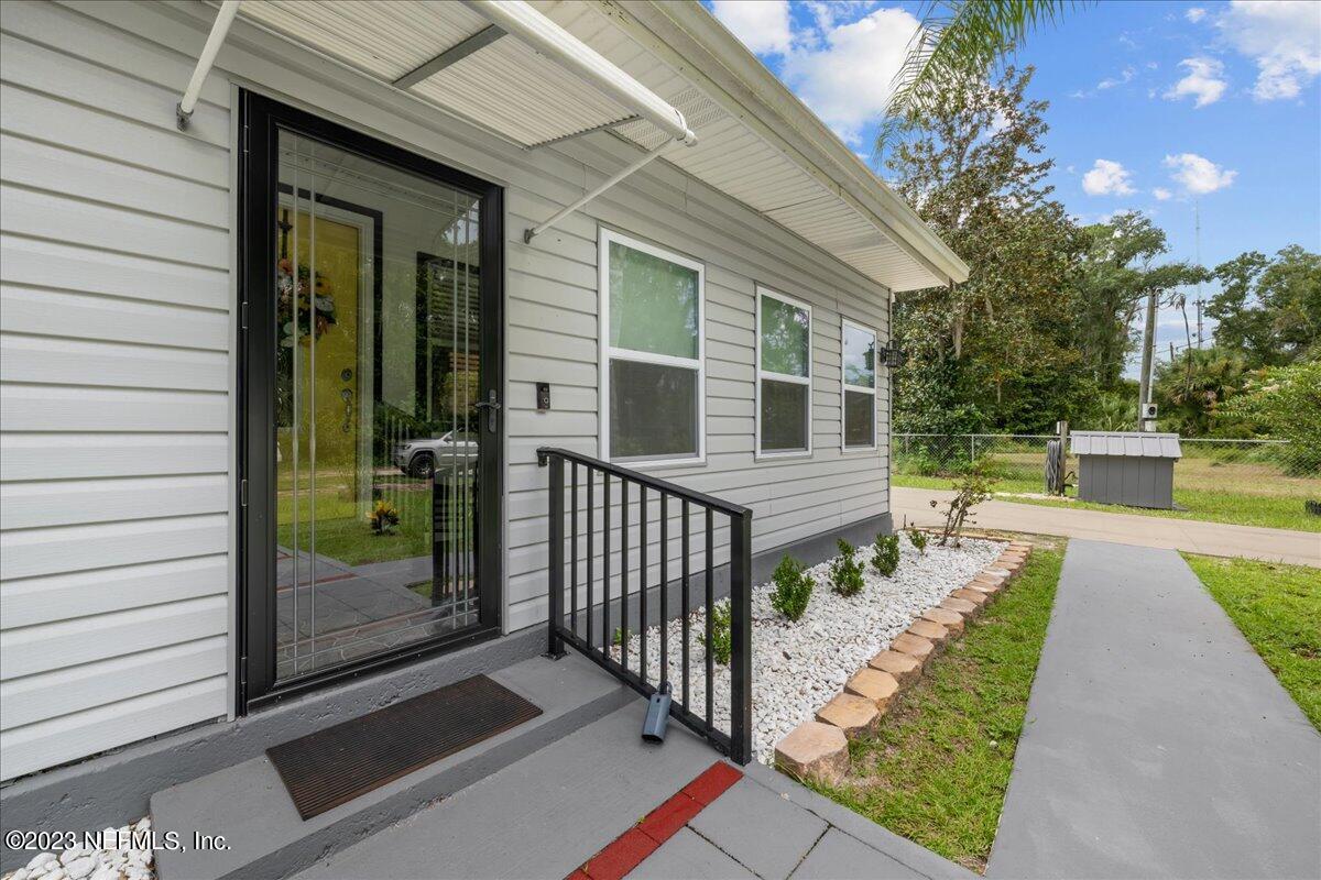 113 Leaf Street San Mateo, FL 32187 - Photo 19 of 32 a view of a entrance with a house