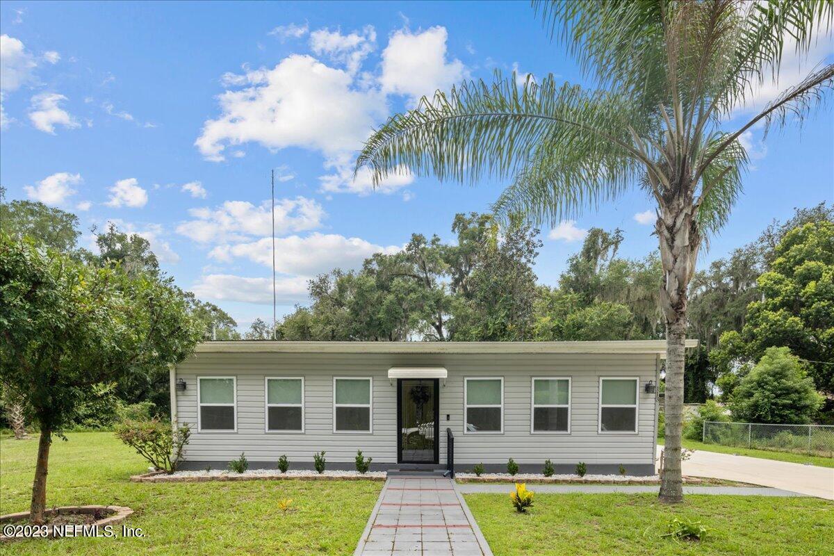 113 Leaf Street San Mateo, FL 32187 - Photo 2 of 32 a view of a house with a swimming pool