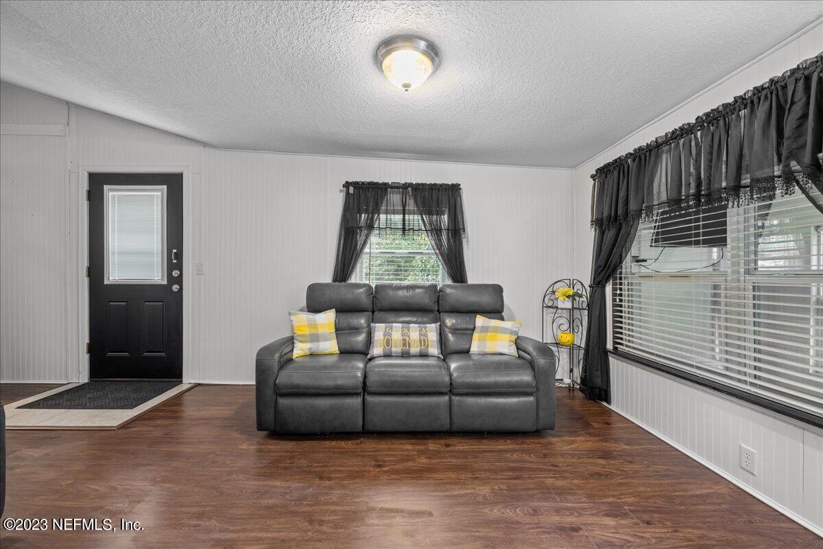 113 Leaf Street San Mateo, FL 32187 - Photo 23 of 32 a living room with furniture and a window