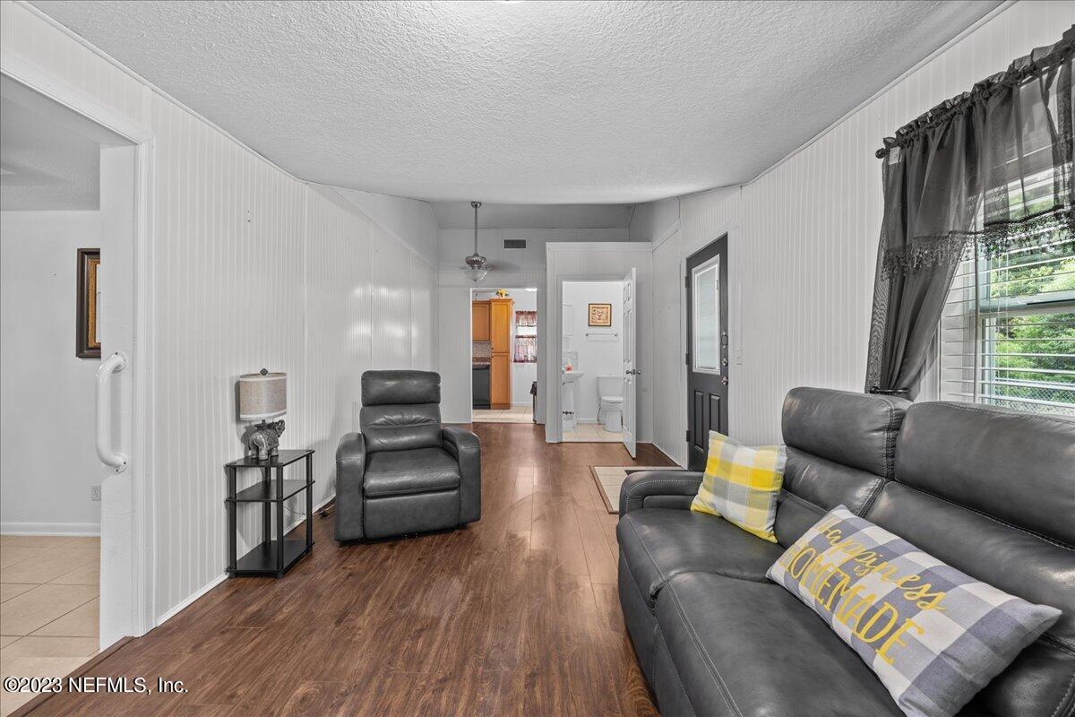 113 Leaf Street San Mateo, FL 32187 - Photo 24 of 32 a living room with furniture and a couch