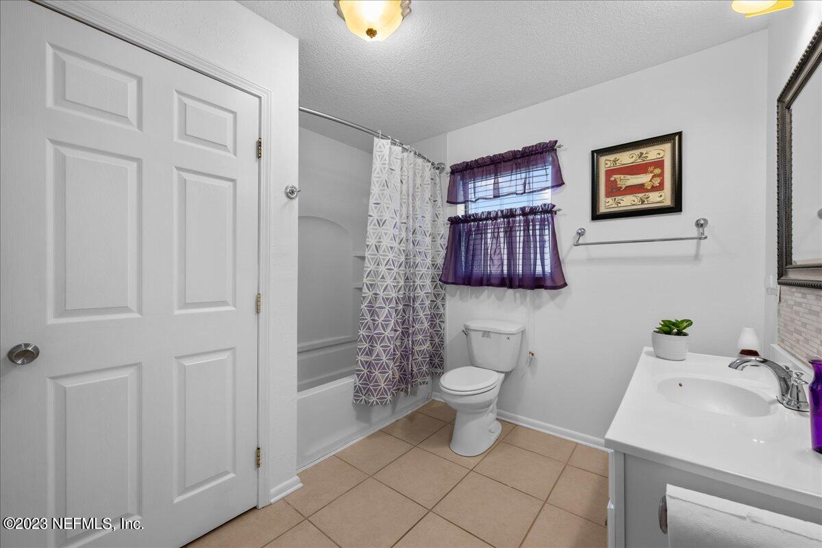 113 Leaf Street San Mateo, FL 32187 - Photo 28 of 32 a bathroom with a sink and a mirror
