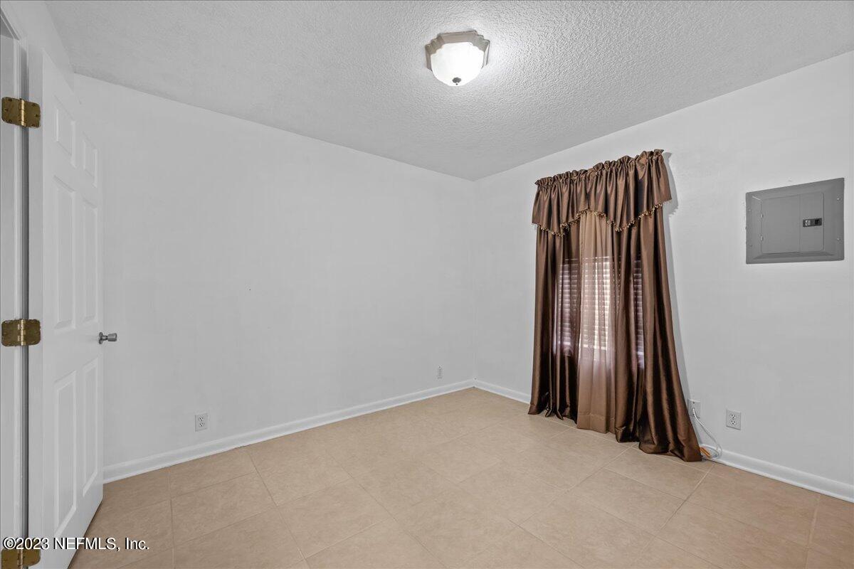 113 Leaf Street San Mateo, FL 32187 - Photo 29 of 32 an empty room with a door