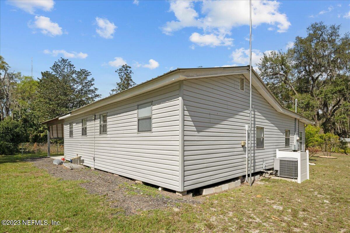 113 Leaf Street San Mateo, FL 32187 - Photo 4 of 32 a front view of a house with a yard
