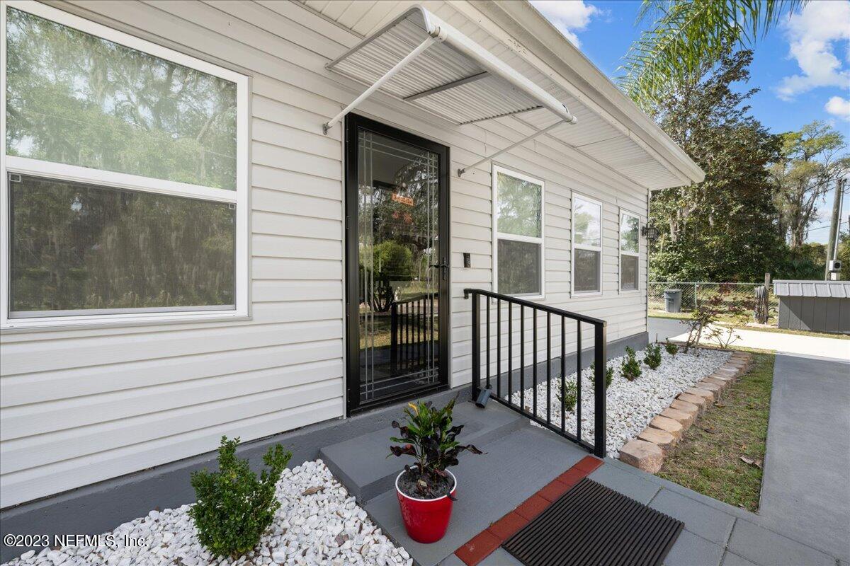 113 Leaf Street San Mateo, FL 32187 - Photo 5 of 32 a view of a porch with furniture