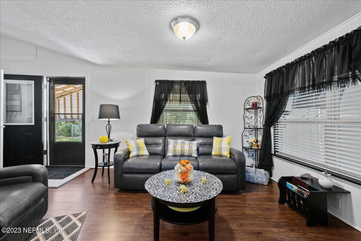 113 Leaf Street San Mateo, FL 32187 - Photo 8 of 32 a living room with furniture a rug and a window