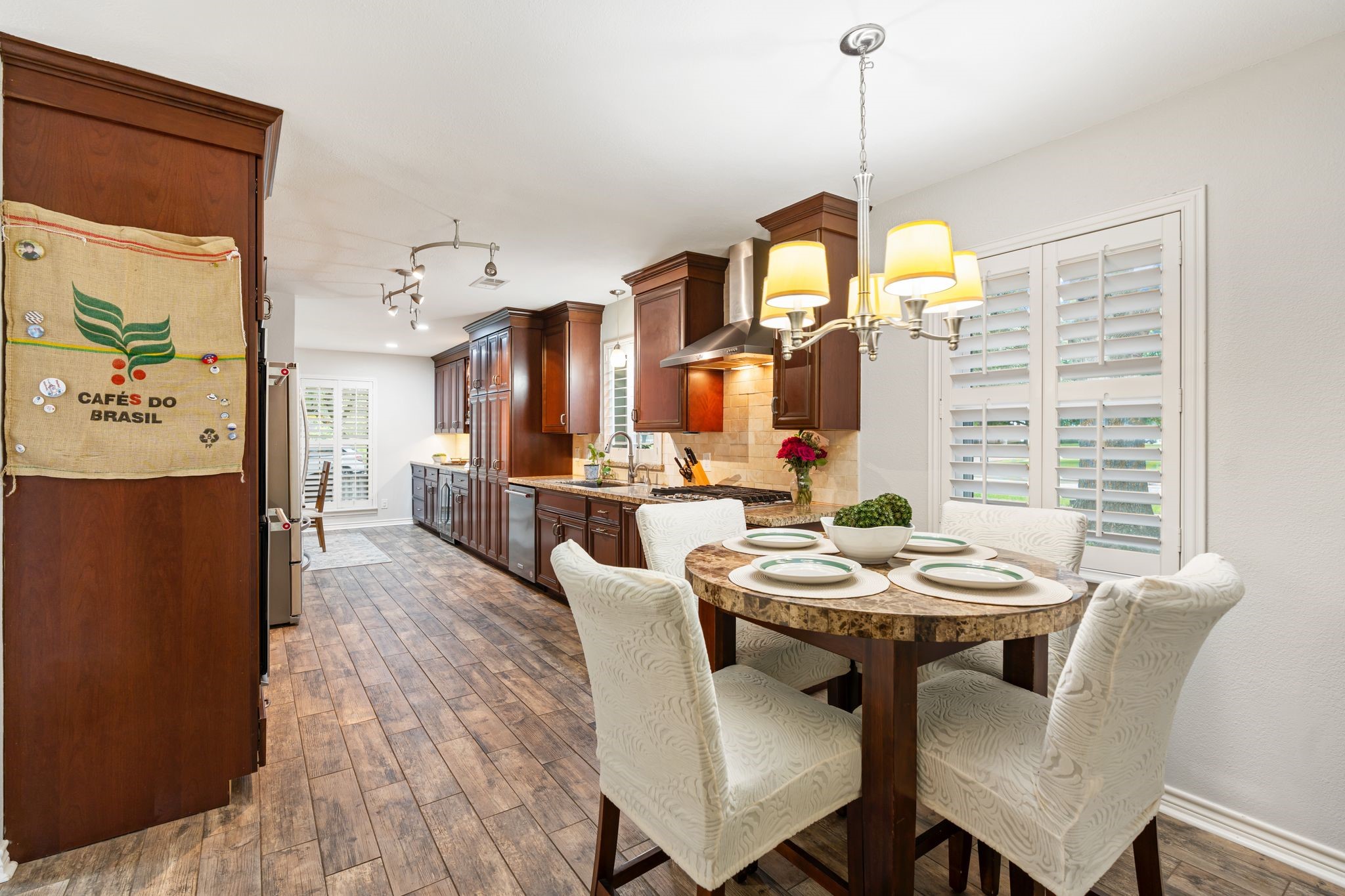 5658 Cartagena Street Houston, TX 77035 - Photo 13 of 33 The eat in breakfast area makes it easy to keep the chef company while they cook.