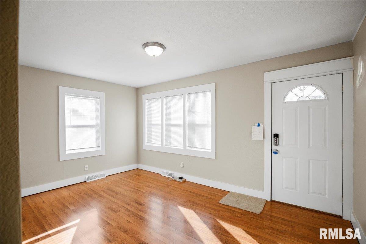 2140 South 13th Street Springfield, IL 62703 - Photo 3 of 22