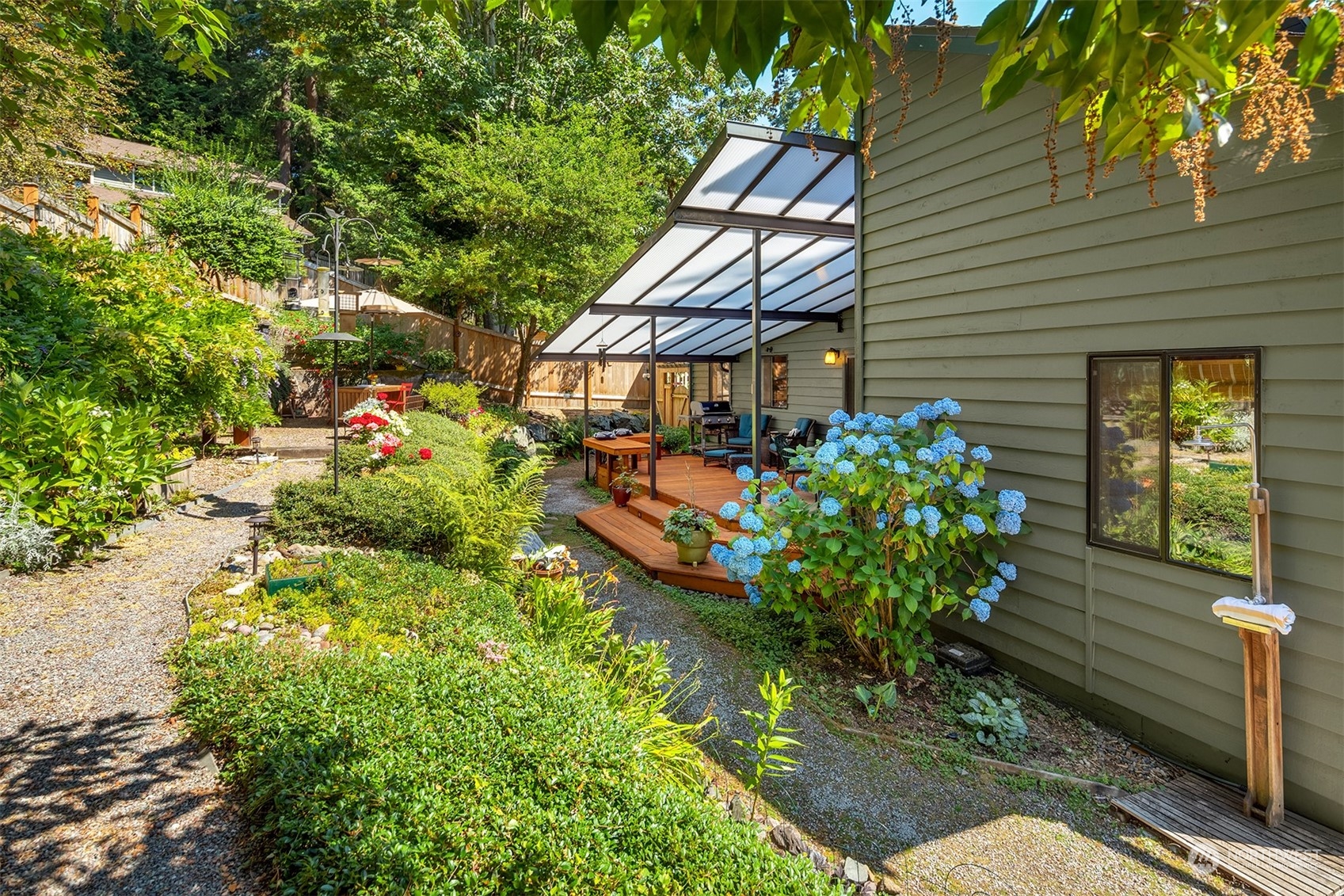 21127 Shell Valley Road Edmonds, WA 98026 - Photo 29 of 40 a backyard of a house with a garden and plants