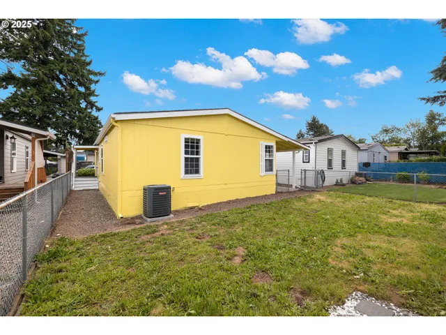 a view of a house with backyard
