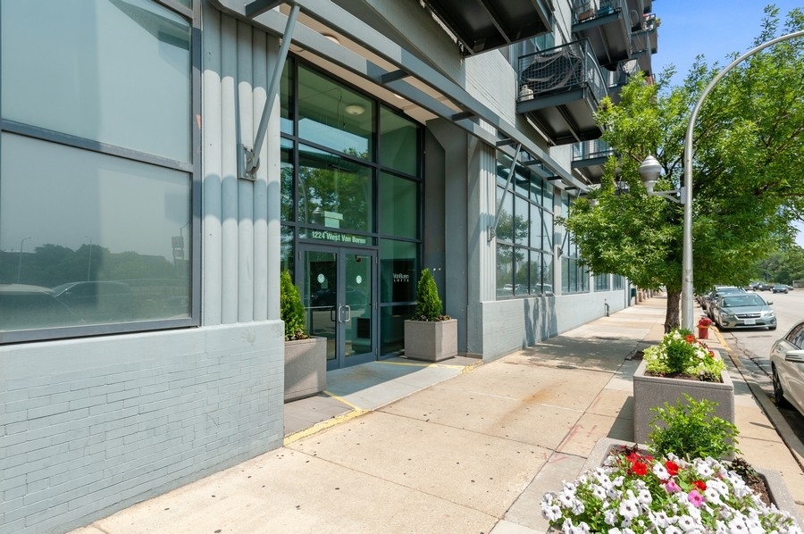 1224 West Van Buren Street, Unit 423 Chicago, IL 60607 - Photo 2 of 20