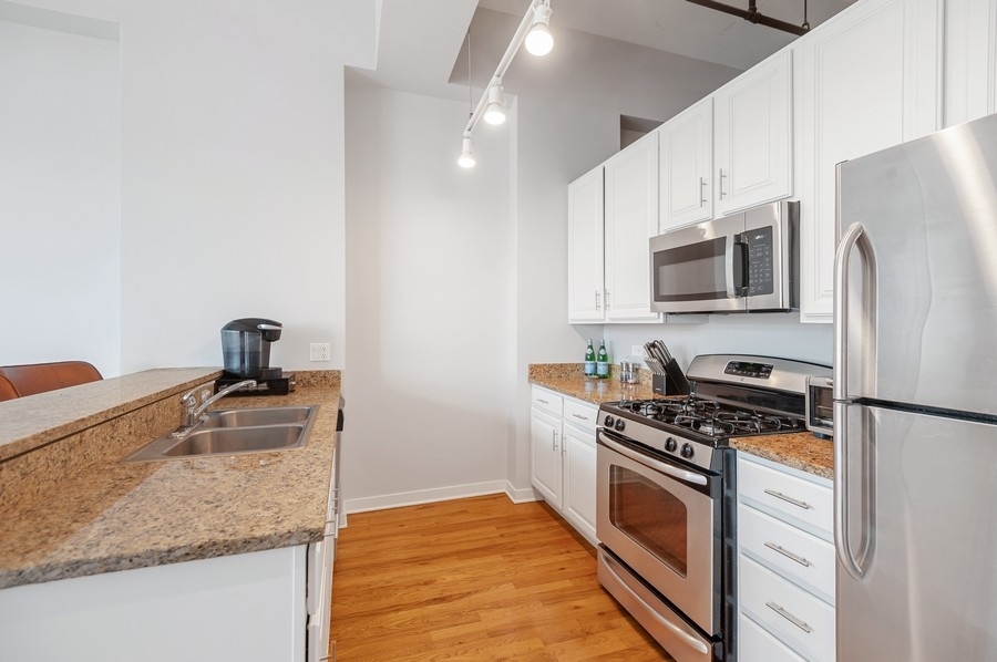 1224 West Van Buren Street, Unit 423 Chicago, IL 60607 - Photo 8 of 20