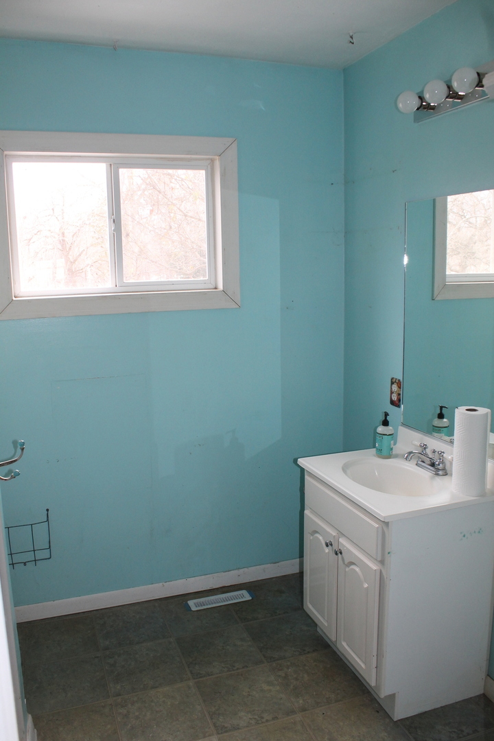 16038 Quigley Road Sycamore, IL 60178 - Photo 14 of 42 a utility room with dryer and washer