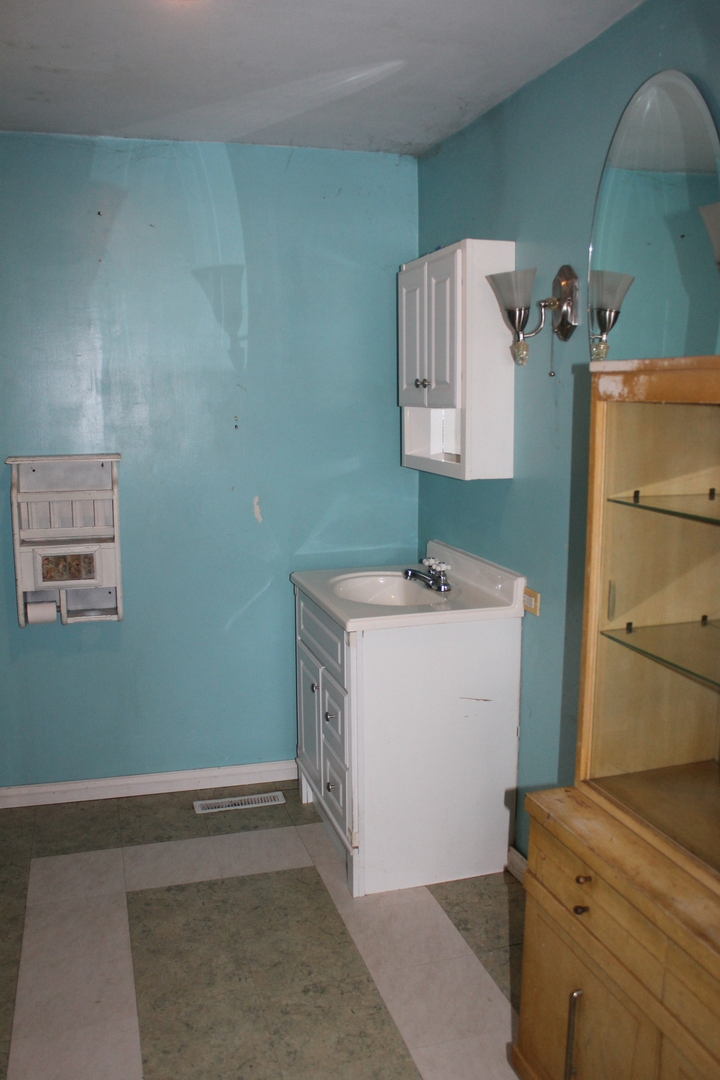 16038 Quigley Road Sycamore, IL 60178 - Photo 19 of 42 a utility room with a sink dryer and washer
