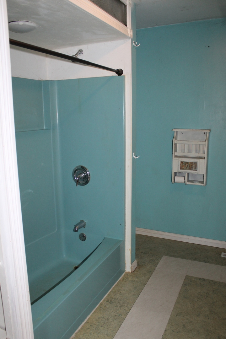 16038 Quigley Road Sycamore, IL 60178 - Photo 20 of 42 a bathroom with a shower and a toilet