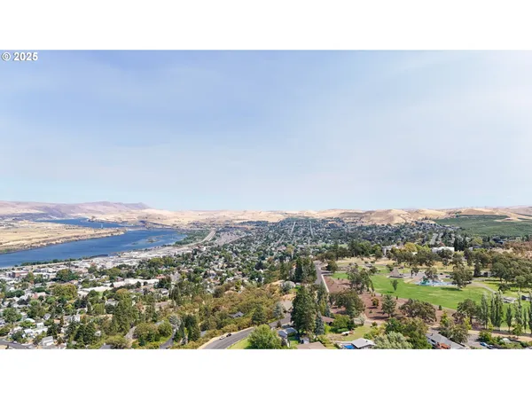 a view of a room with an empty space