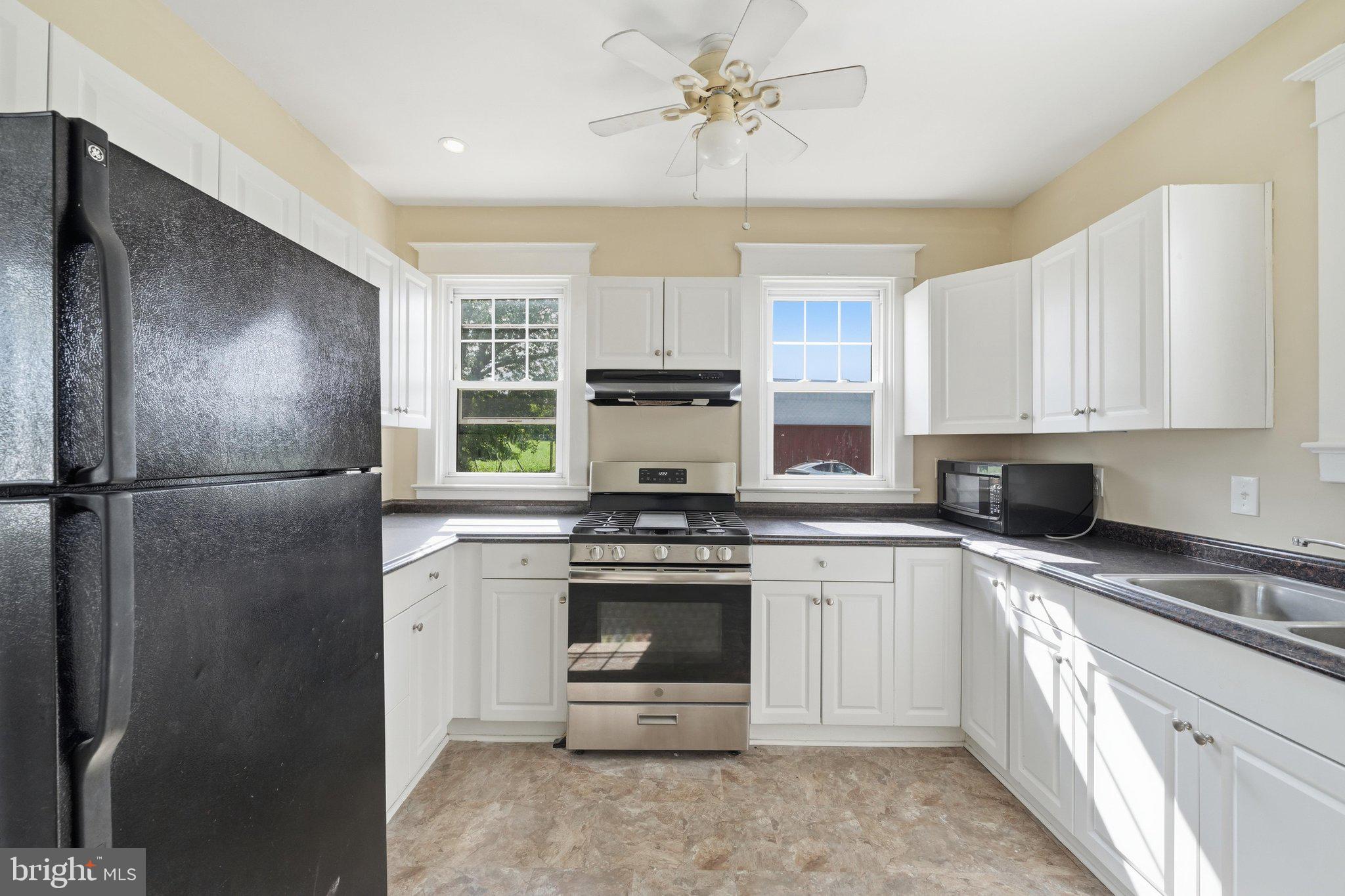 22422 Whites Ferry Road Dickerson, MD 20842 - Photo 19 of 55 Kitchen