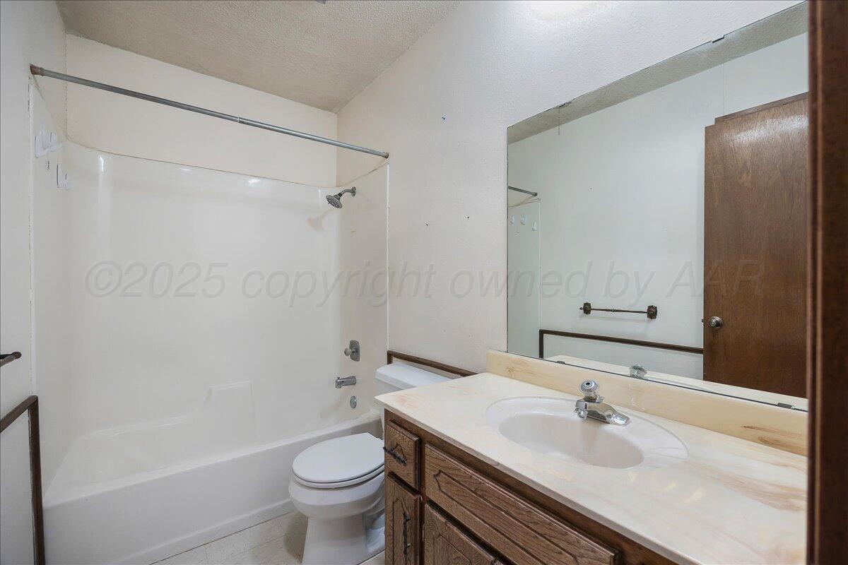 7210 Hatton Road Amarillo, TX 79110 - Photo 18 of 23 a bathroom with a sink a toilet and shower