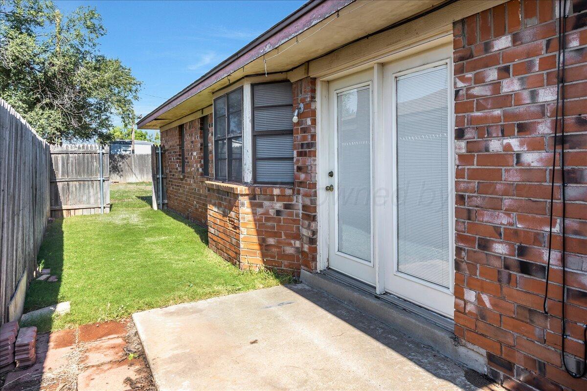 7210 Hatton Road Amarillo, TX 79110 - Photo 20 of 23 a view of backyard with a garden and plants