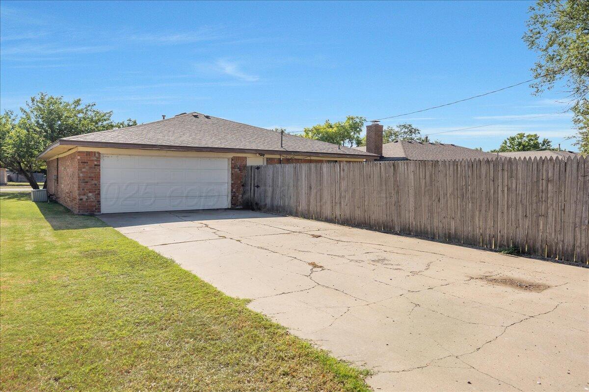 7210 Hatton Road Amarillo, TX 79110 - Photo 23 of 23 a backyard of a house