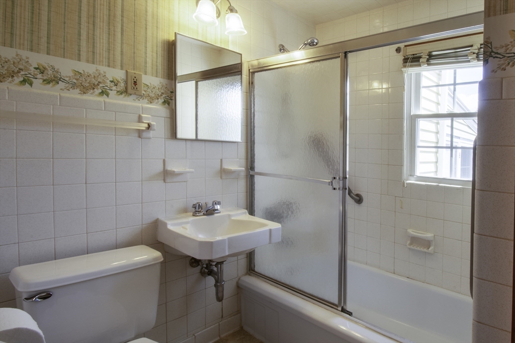 17 Mc Bride Street Springfield, MA 01104 - Photo 20 of 32