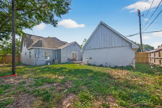 a view of a house with backyard and garden