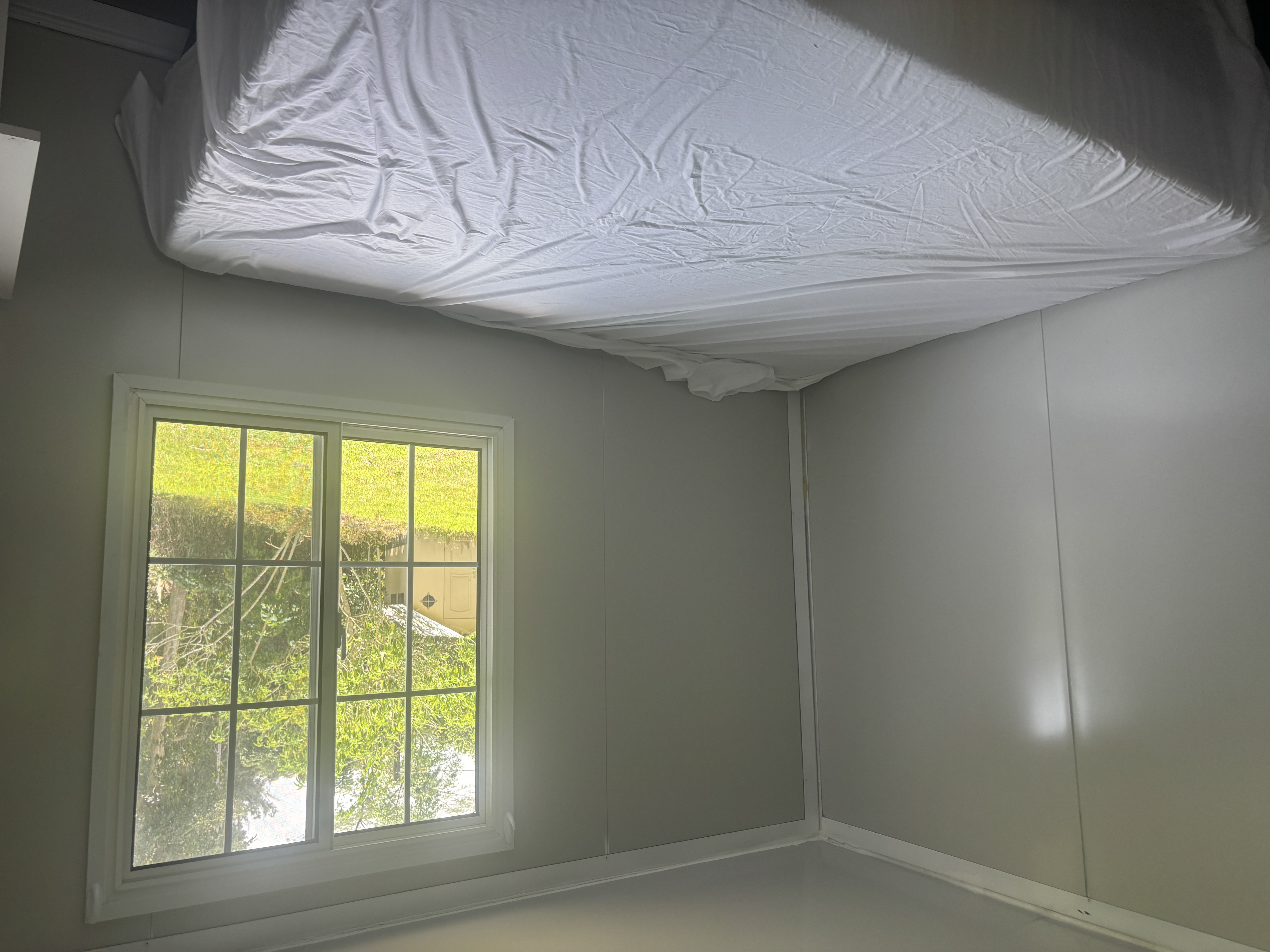 84-1226 Bruner Road Captain Cook, HI 96704 - Photo 8 of 28 a bedroom with a bed and a window