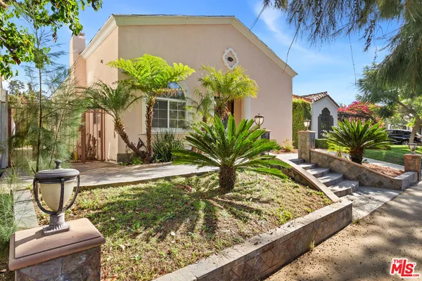$7,950 | 138 North Almont Drive, West Hollywood, CA 90048