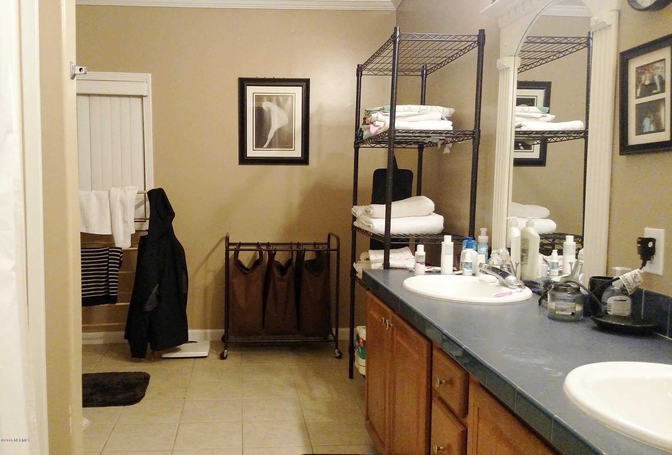 206 Heathcliff Road Wilmington, NC 28409 - Photo 4 of 16 Master Bath
