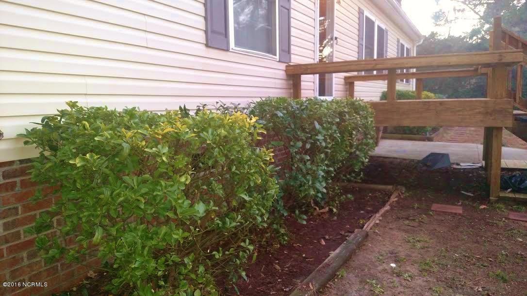 206 Heathcliff Road Wilmington, NC 28409 - Photo 7 of 16 Bushes Left