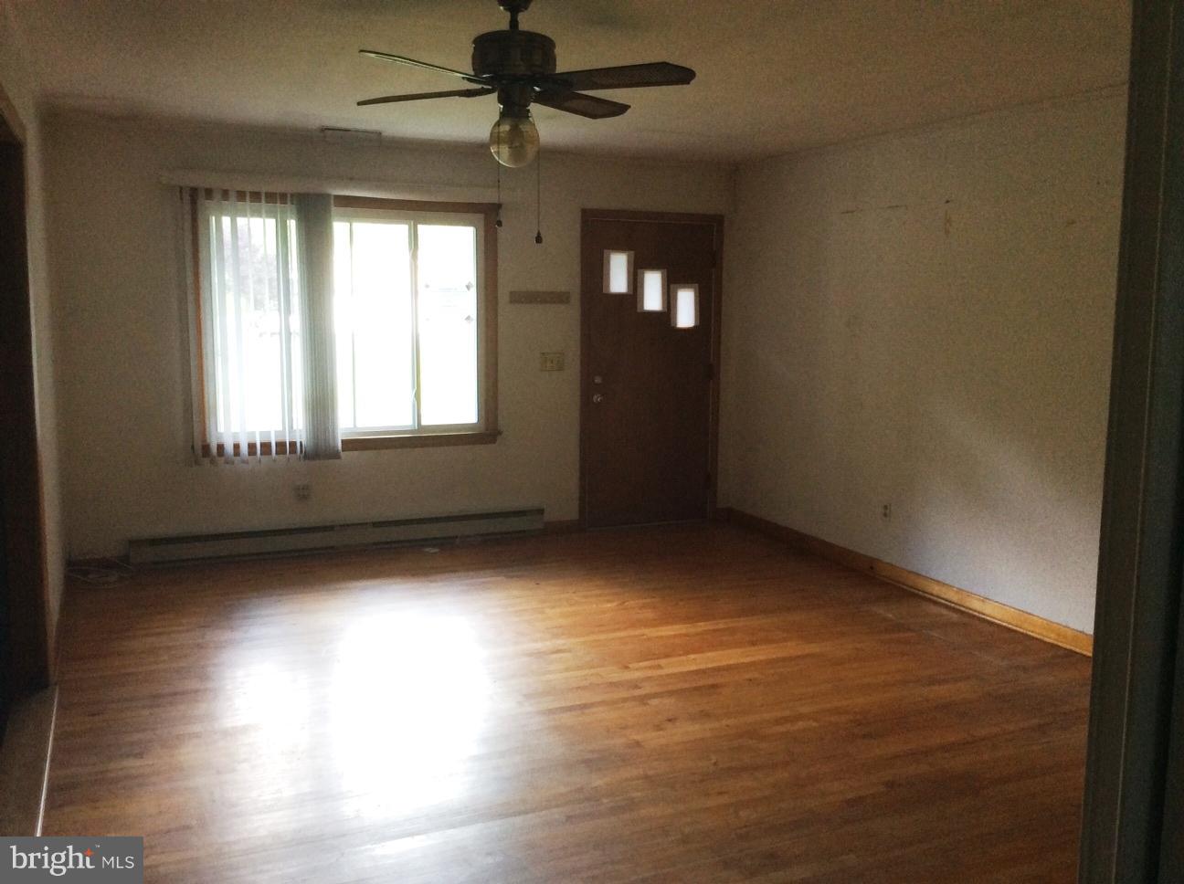 228 Long Point Road Stevensville, MD 21666 - Photo 3 of 17 Living Room