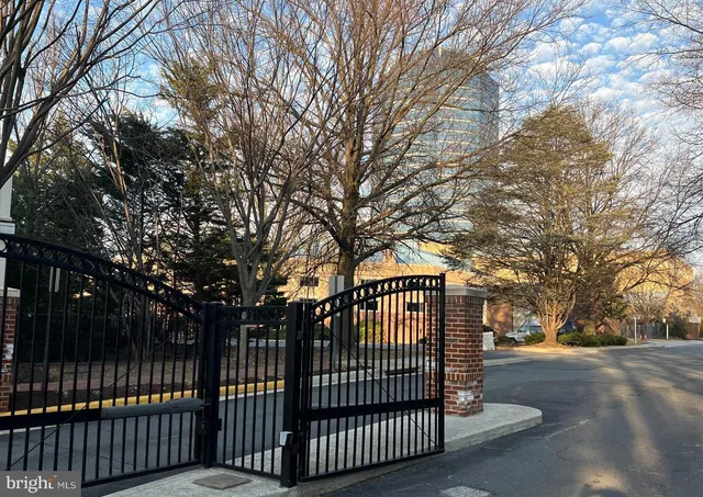 $979,000 | 8882 Ashgrove House Lane, Vienna, VA 22182