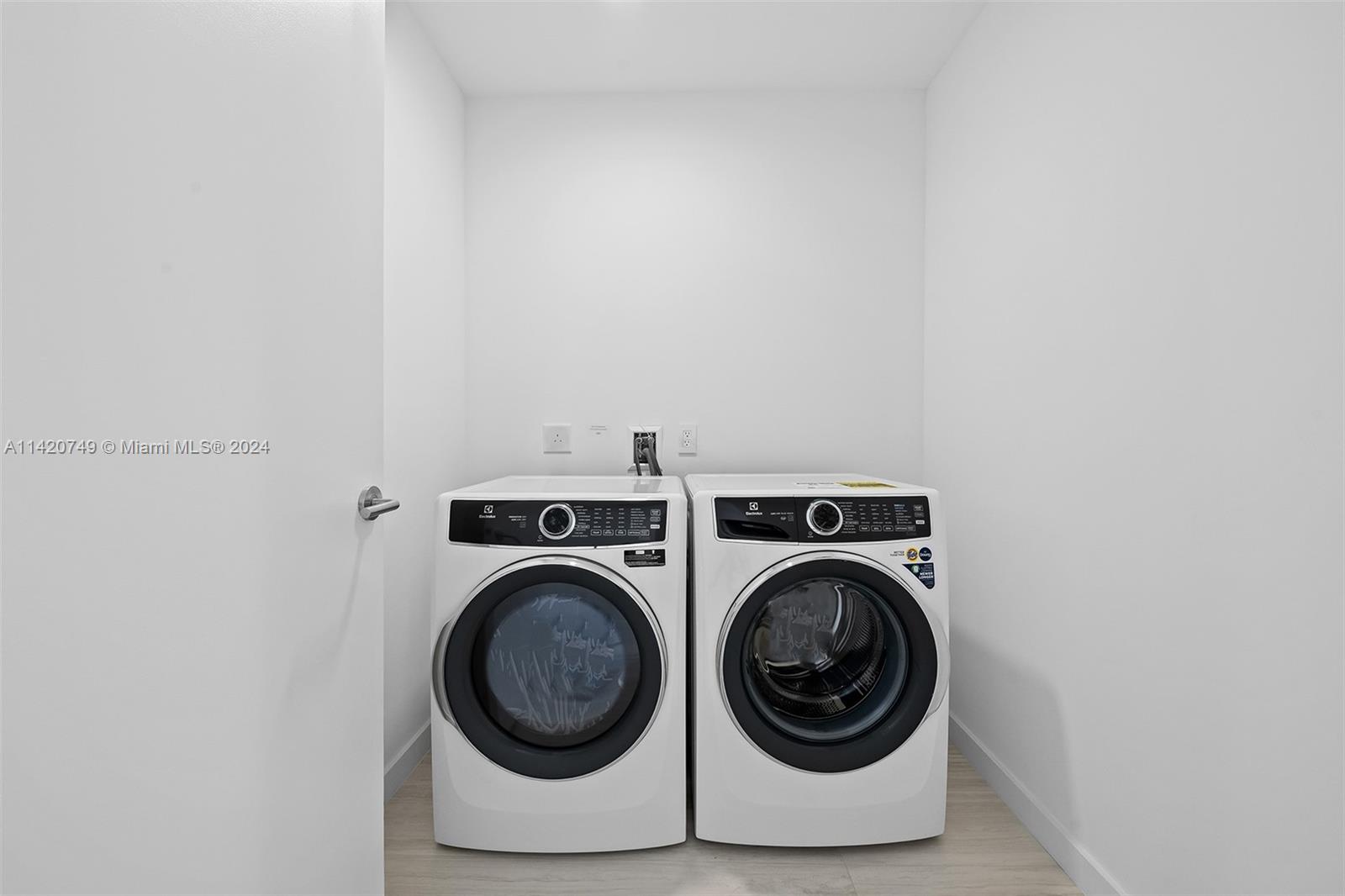 Park West Miami, FL 33132 - Photo 49 of 88 a utility room with dryer and washer