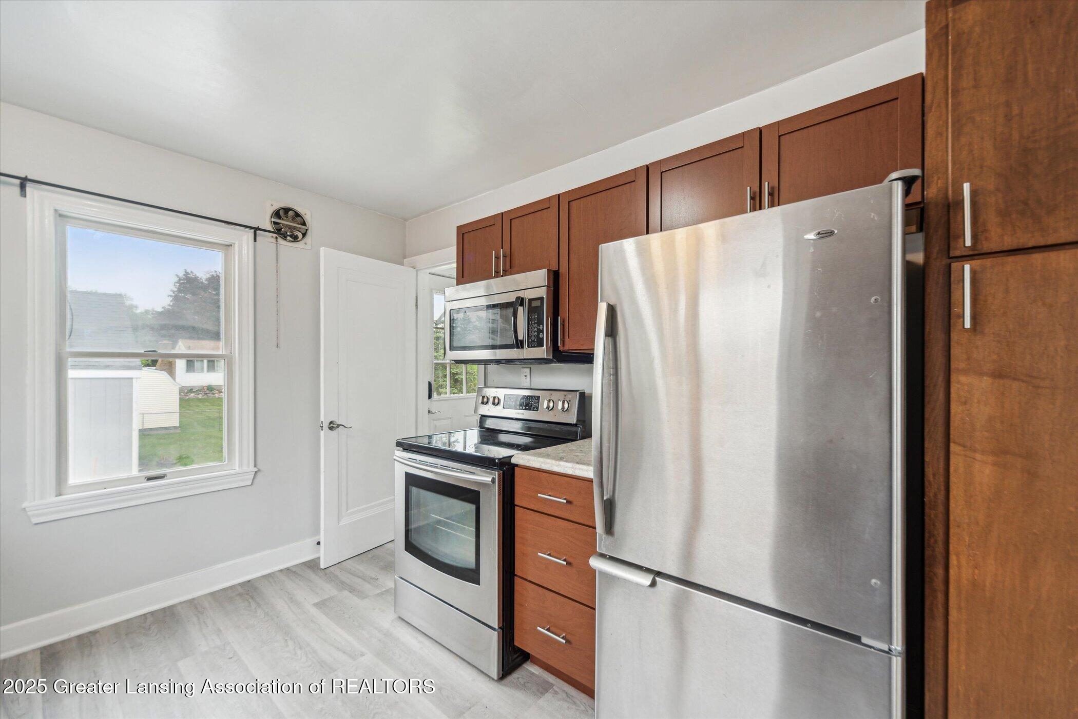 336 South Waverly Road Lansing, MI 48917 - Photo 10 of 33 11-336-S-Waverly-Rd-Lansing-MI-48917-Win