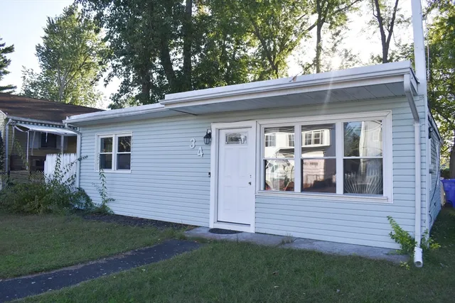 a view of front of a house with a yard