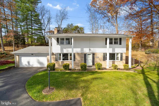 a view of a house with a backyard
