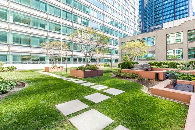$275,000 | 125 South Jefferson Street, Unit 2101, Chicago, IL 60661