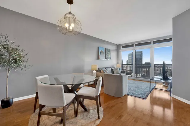 $275,000 | 125 South Jefferson Street, Unit 2101, Chicago, IL 60661