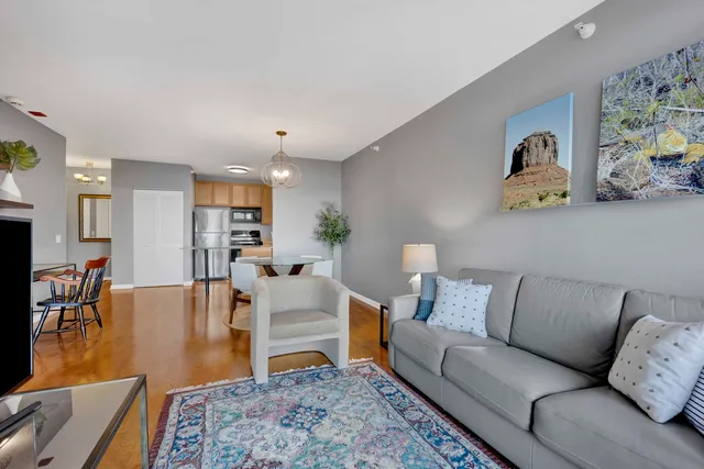 $275,000 | 125 South Jefferson Street, Unit 2101, Chicago, IL 60661