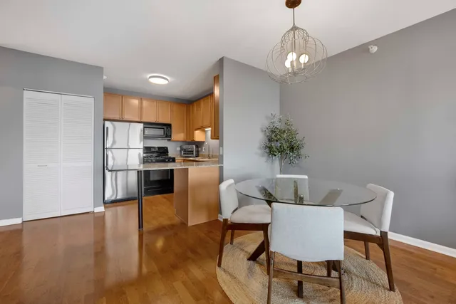 $275,000 | 125 South Jefferson Street, Unit 2101, Chicago, IL 60661