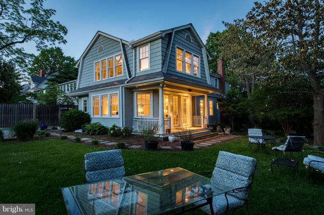 a view of a yard in front of house