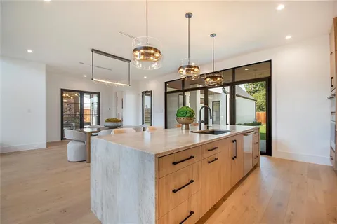 a large kitchen with kitchen island a large island in it
