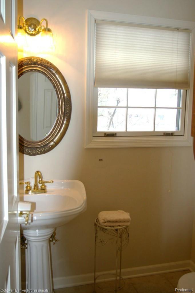 36114 Hardenburg Road Farmington, MI 48331 - Photo 10 of 24 1st Floor Half Bath