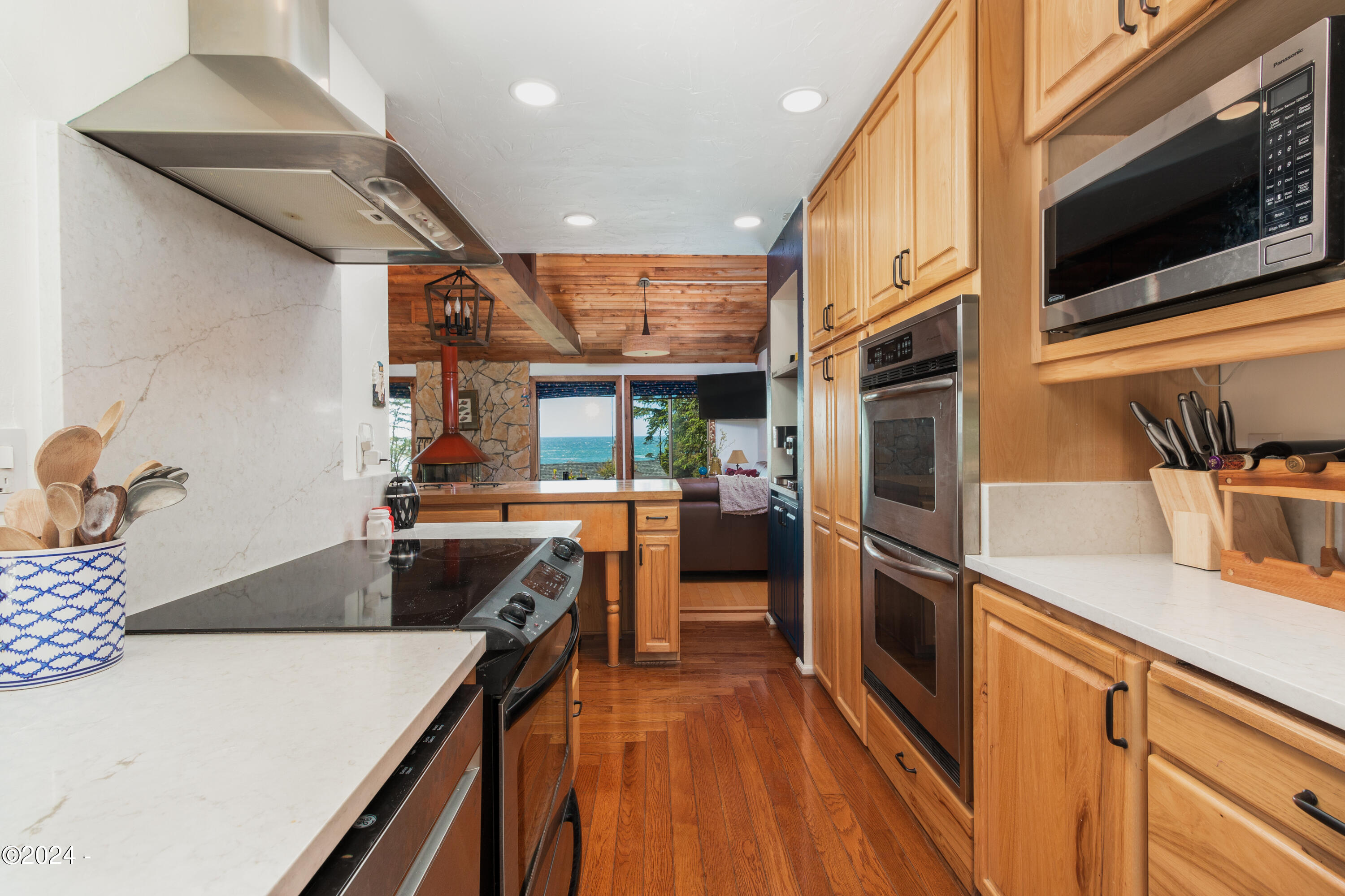 2275 Highway 101 Depoe Bay, OR 97341 - Photo 29 of 61 Lovely Appointments in Kitchen